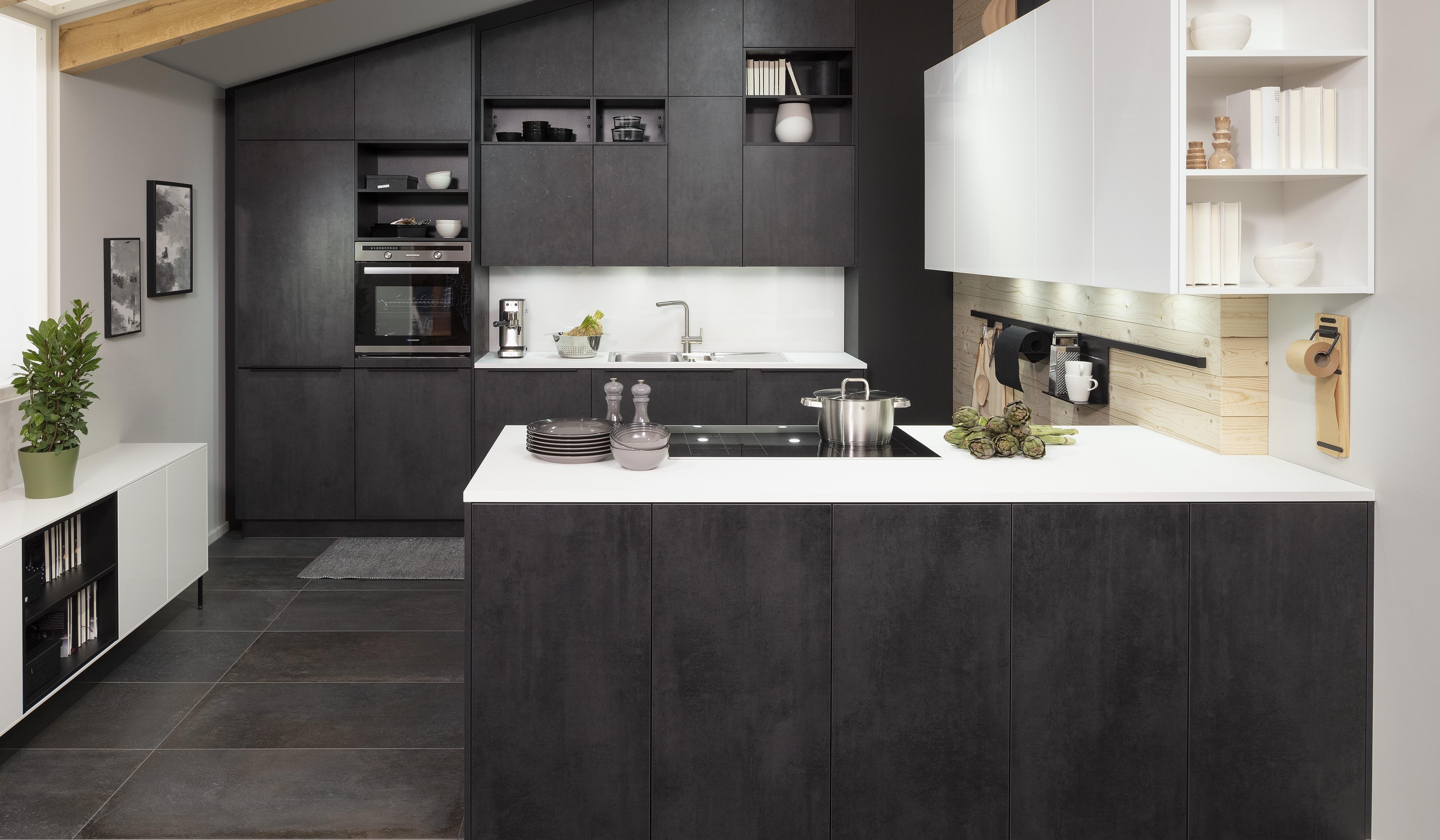 Concept130 Front: Comet Spachtelbeton schwarz Kunststoff strukturiert Murano Bril Kristallweiss Designglas eingefasst APL: Kristallweiß Perfect Sense 25 mm Geräte Blaupunkt Spüle und Armatur: Franke  Features: Dachschräge, Maßeinbau, Sideboard, offene Regale mit Downlights.