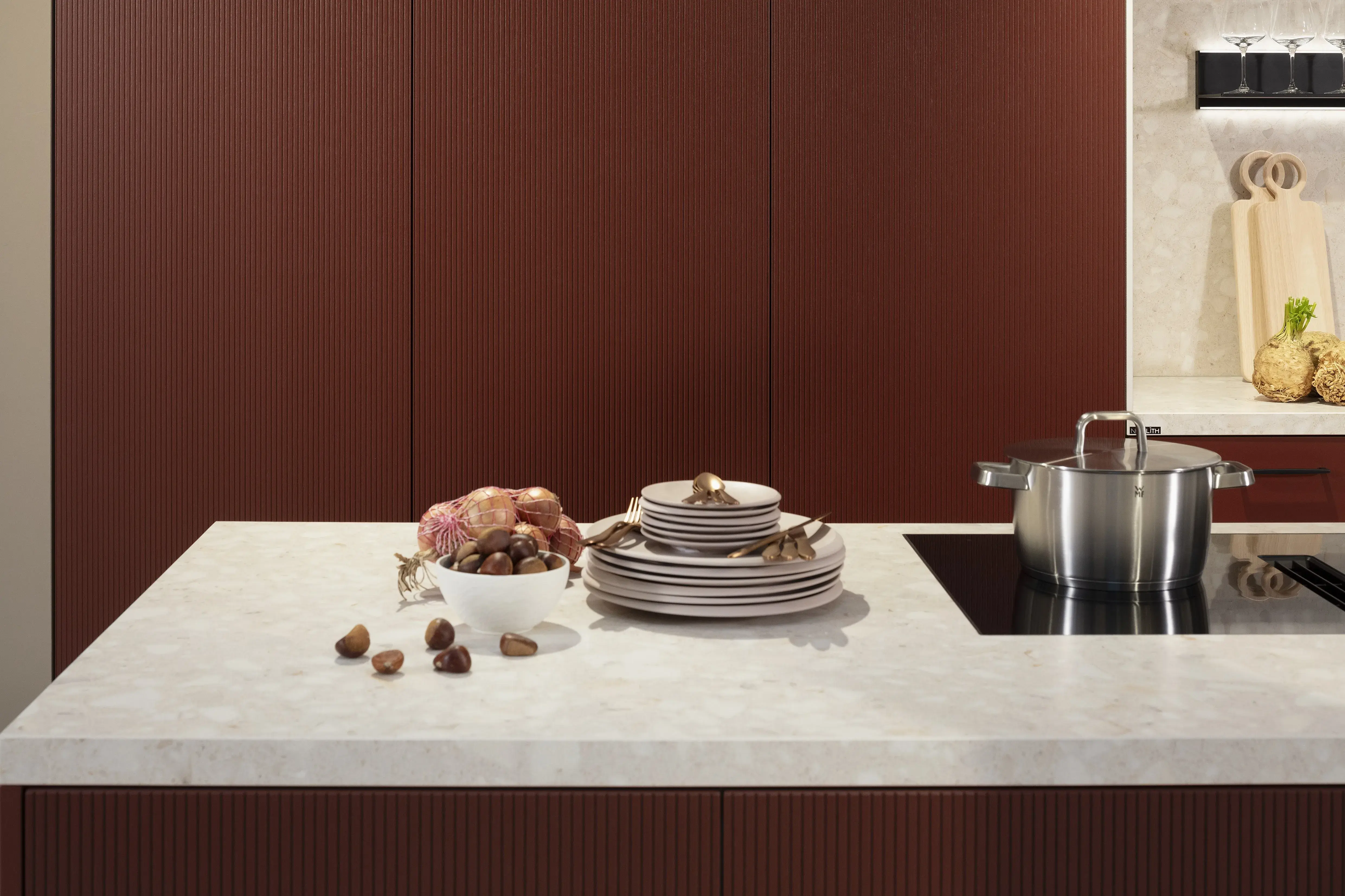 Front Talea Eiche lackiert Sonderfarbe SIK CO.20.20 Front2: Arte_B Samt-Lack  Sonderfarbe SIK CO.20.20 Front3: Resopal Pro Nature Powder supermatt Top Piement Eiche Korpus: Piement Eiche APL: Neolith Geräte: Gaggenau Spüle und Armatur: Blanco  Features: Schiebtüren vor Backofenkombination, verschiedene Oberflächen kombiniert, Korpus Piement Eiche, Regal mit 2 LED-Lichtleisten, Ordnungssystem für Schublade, Schubladenzarge dunkel, Nischenrückwand = APL