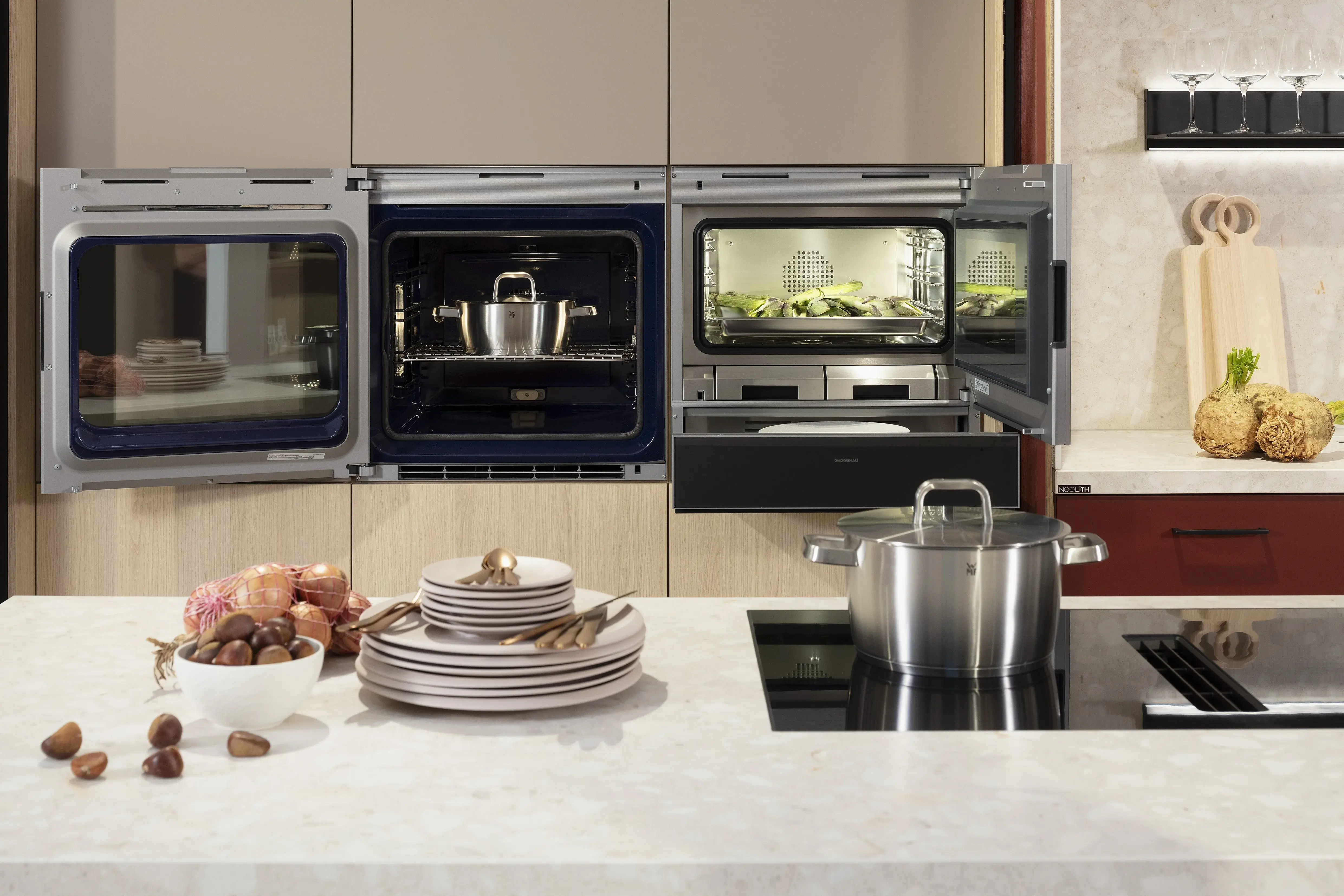 Front Talea Eiche lackiert Sonderfarbe SIK CO.20.20 Front2: Arte_B Samt-Lack  Sonderfarbe SIK CO.20.20 Front3: Resopal Pro Nature Powder supermatt Top Piement Eiche Korpus: Piement Eiche APL: Neolith Geräte: Gaggenau Spüle und Armatur: Blanco  Features: Schiebtüren vor Backofenkombination, verschiedene Oberflächen kombiniert, Korpus Piement Eiche, Regal mit 2 LED-Lichtleisten, Ordnungssystem für Schublade, Schubladenzarge dunkel, Nischenrückwand = APL